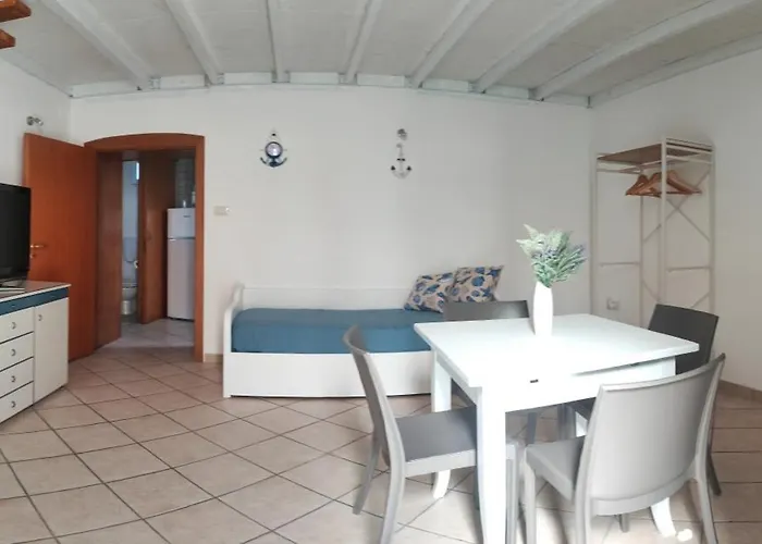 Marine Place Apartment *